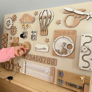 Montessori busy board ovilla ja lukoilla (40 × 60 cm)